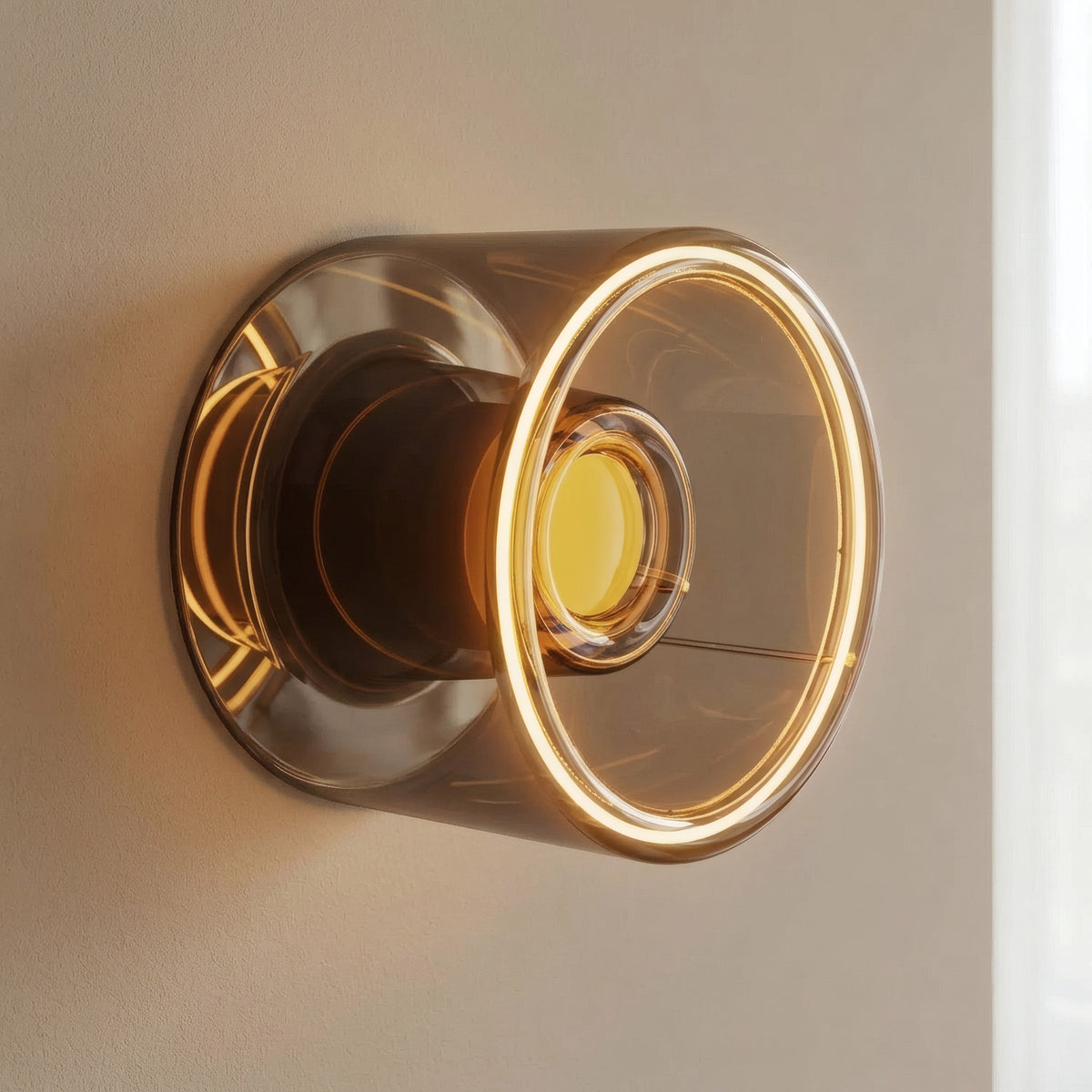 Lampadina LED donut E27 in vetro fumé, Ø 120 mm, accesa come applique su una parete tinta unita neutra