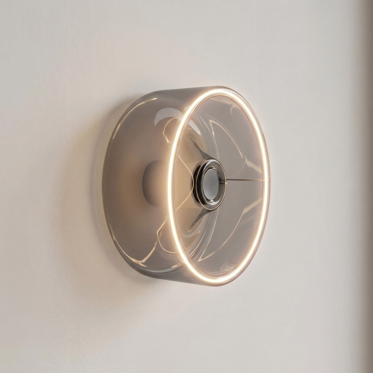 Lampadina LED donut E27 in vetro fumé, Ø 195 mm, accesa come applique su una parete chiara ed essenziale
