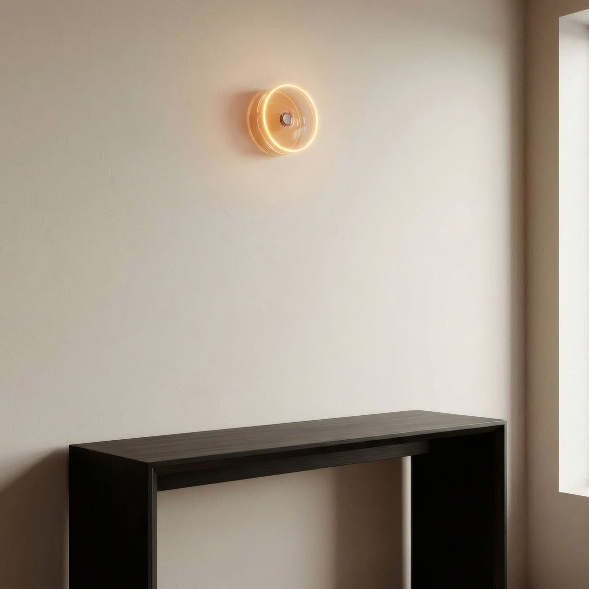 Lampadina LED donut E27 in vetro fumé, Ø 195 mm, accesa come applique in un soggiorno essenziale