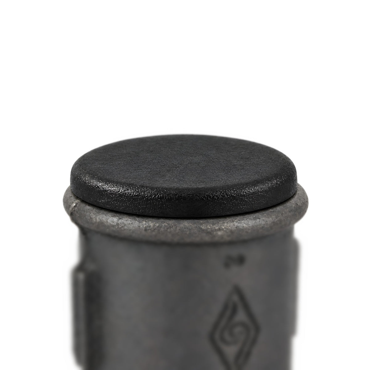 Tappo a lamelle nero che chiude un manicotto in ghisa nera Eco