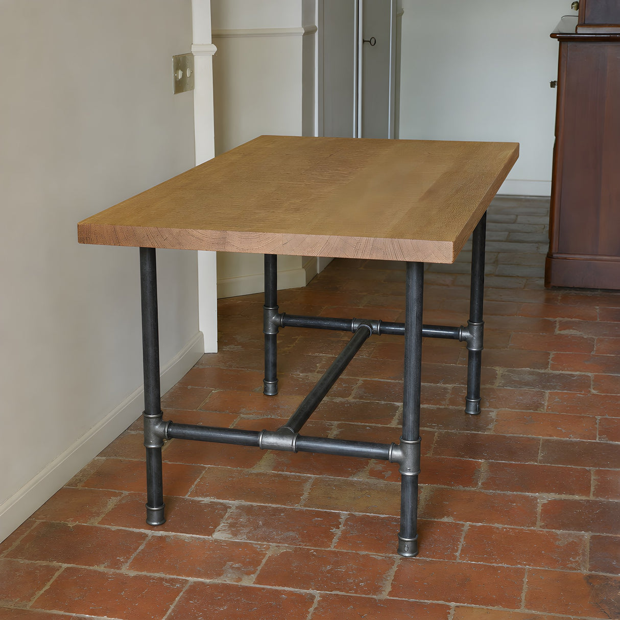 Base per tavolo da pranzo, ghisa e acciaio verniciato, a H Ø 34 mm, in ambiente sotto un piano in rovere grezzo di sega