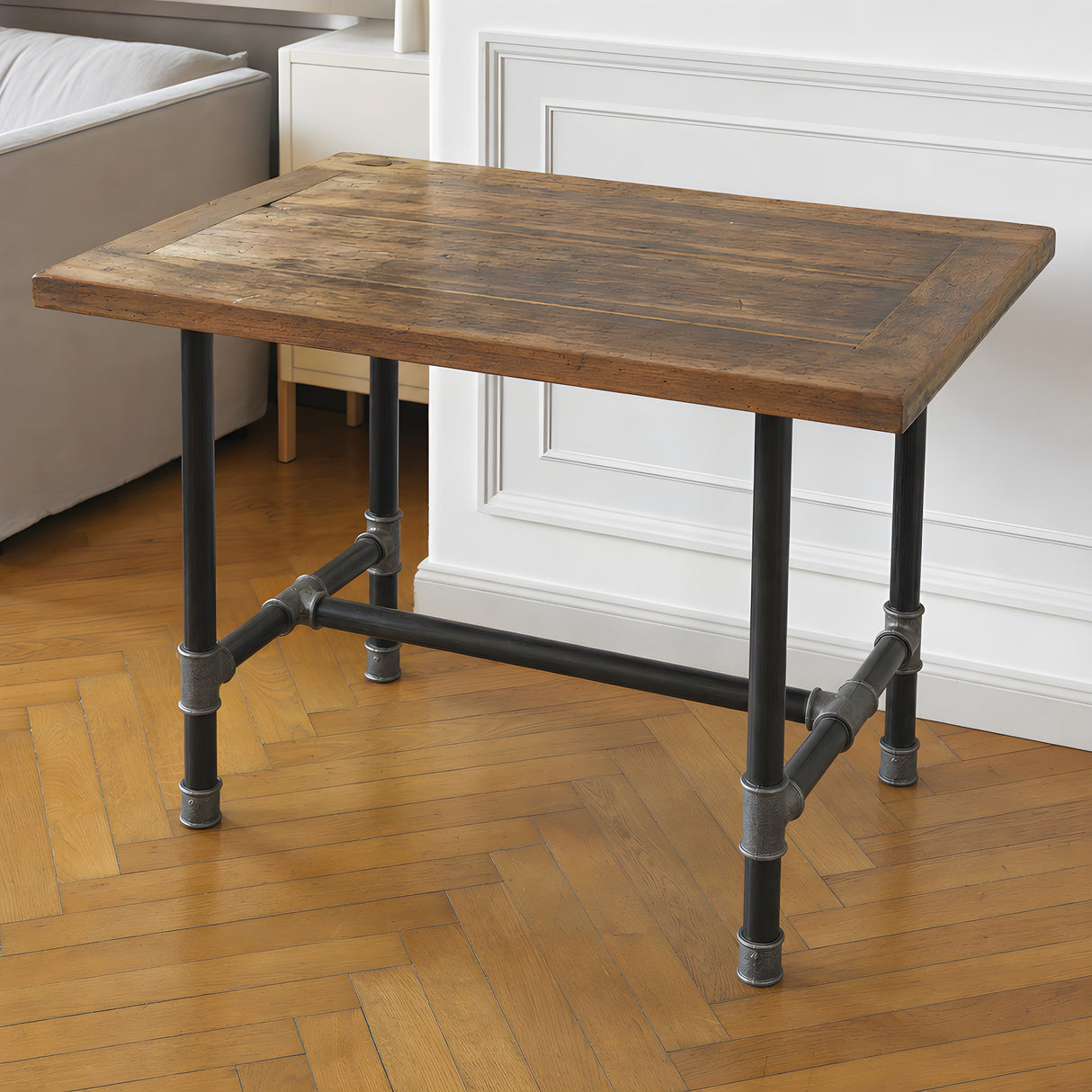 Base per tavolo da pranzo, ghisa e acciaio verniciato, a H Ø 42 mm, in ambiente sotto un piano ricavato da una vecchia porta in legno