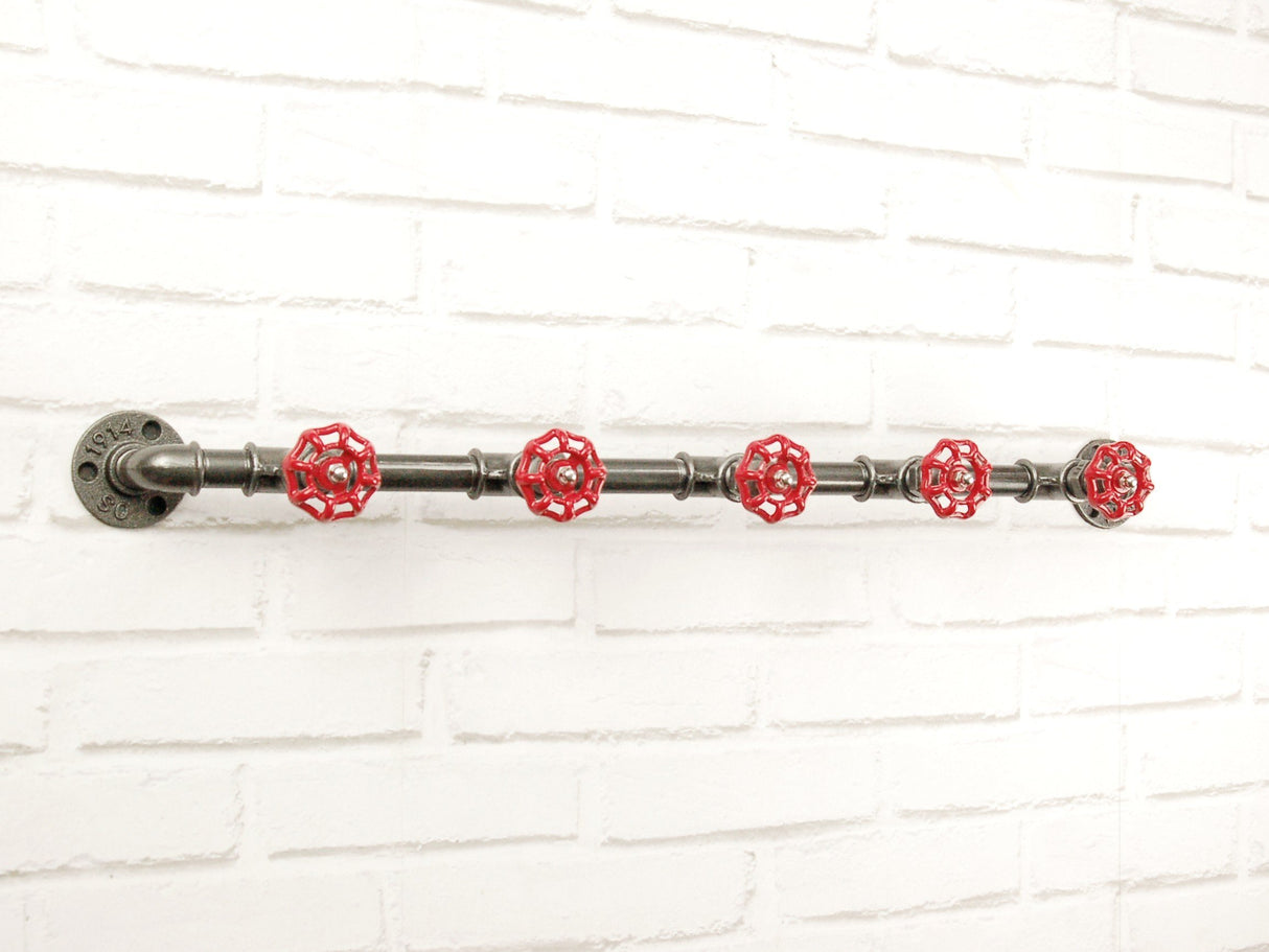 Portemanteaux mur en fonte avec 5 vannes rouges