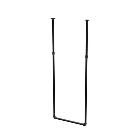 Appendiabiti da soffitto in tubo d'acciaio verniciato nero opaco Ø 27 mm — larghezza 56 cm, altezza sotto il soffitto 153 cm, vista di tre quarti su fondo bianco