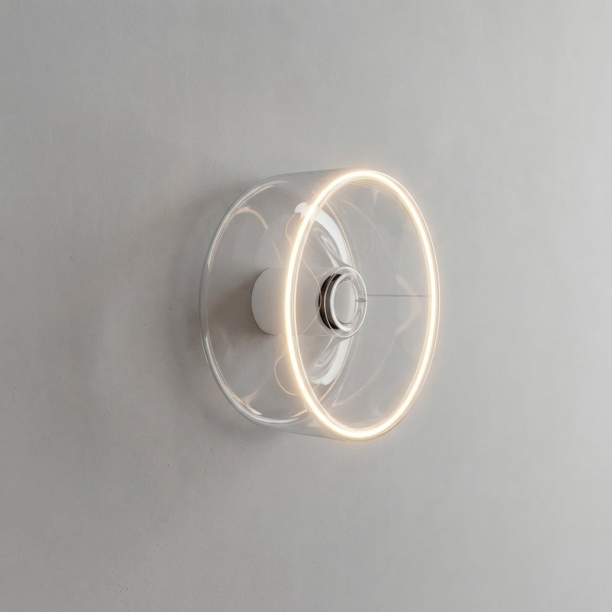 Lampadina LED donut E27 in vetro trasparente, Ø 195 mm, accesa come applique in un interno essenziale