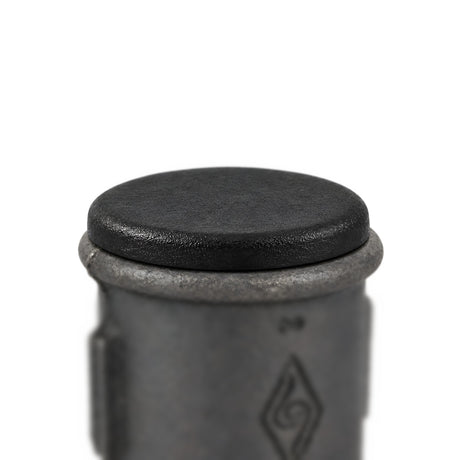 Tappo a lamelle nero che chiude un manicotto in ghisa nera Eco