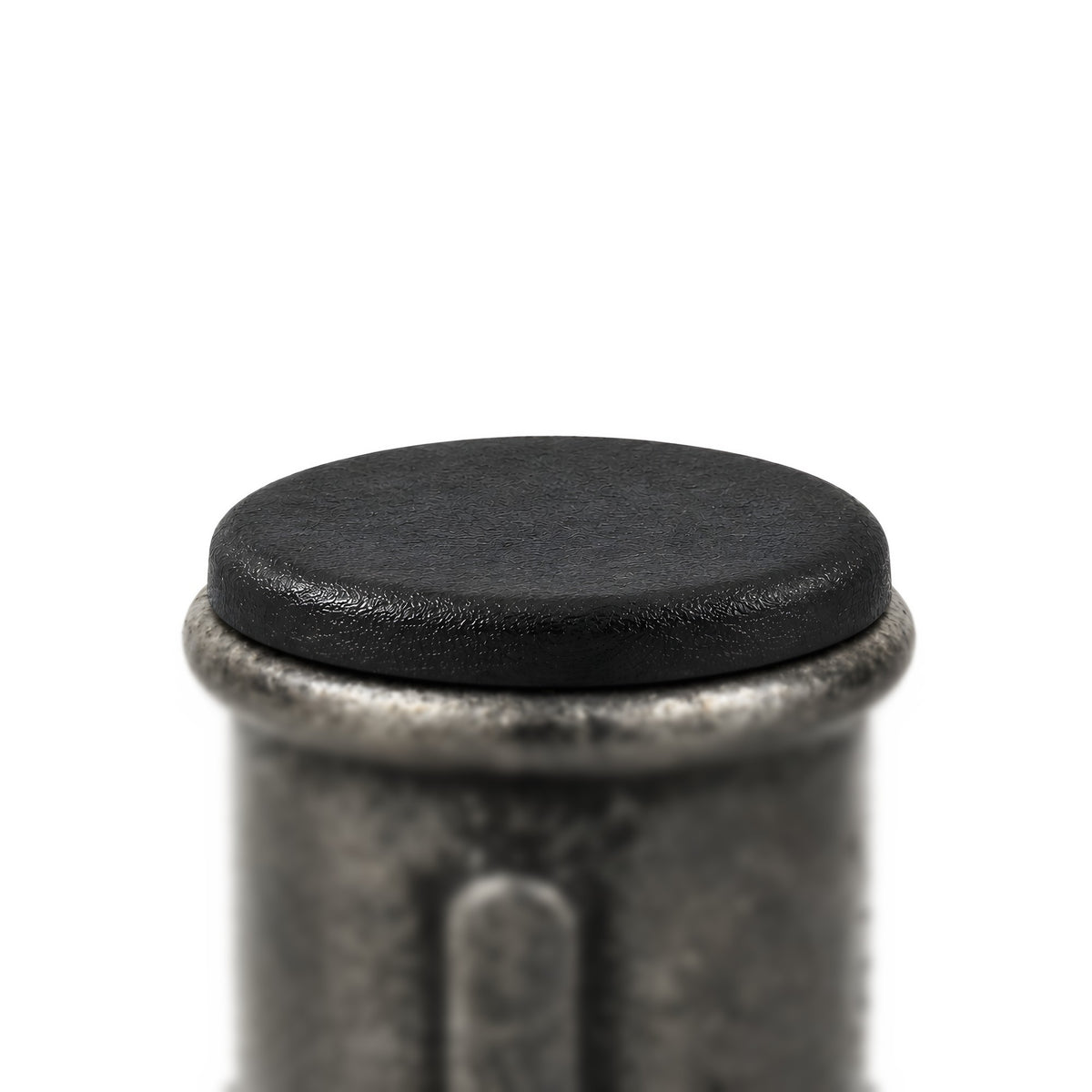 Tappo a lamelle nero inserito in un manicotto in ghisa nera Premium, testa piatta appoggiata sul bordo