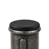Tappo a lamelle nero inserito in un manicotto in ghisa nera Premium, testa piatta appoggiata sul bordo