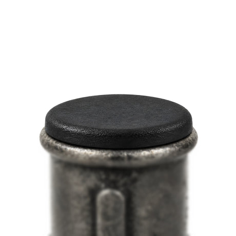 Tappo a lamelle nero inserito in un manicotto in ghisa nera Premium, testa piatta appoggiata sul bordo
