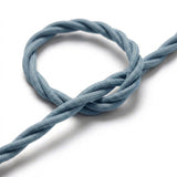 Primo piano del cavo tessile intrecciato, cotone blu oceano