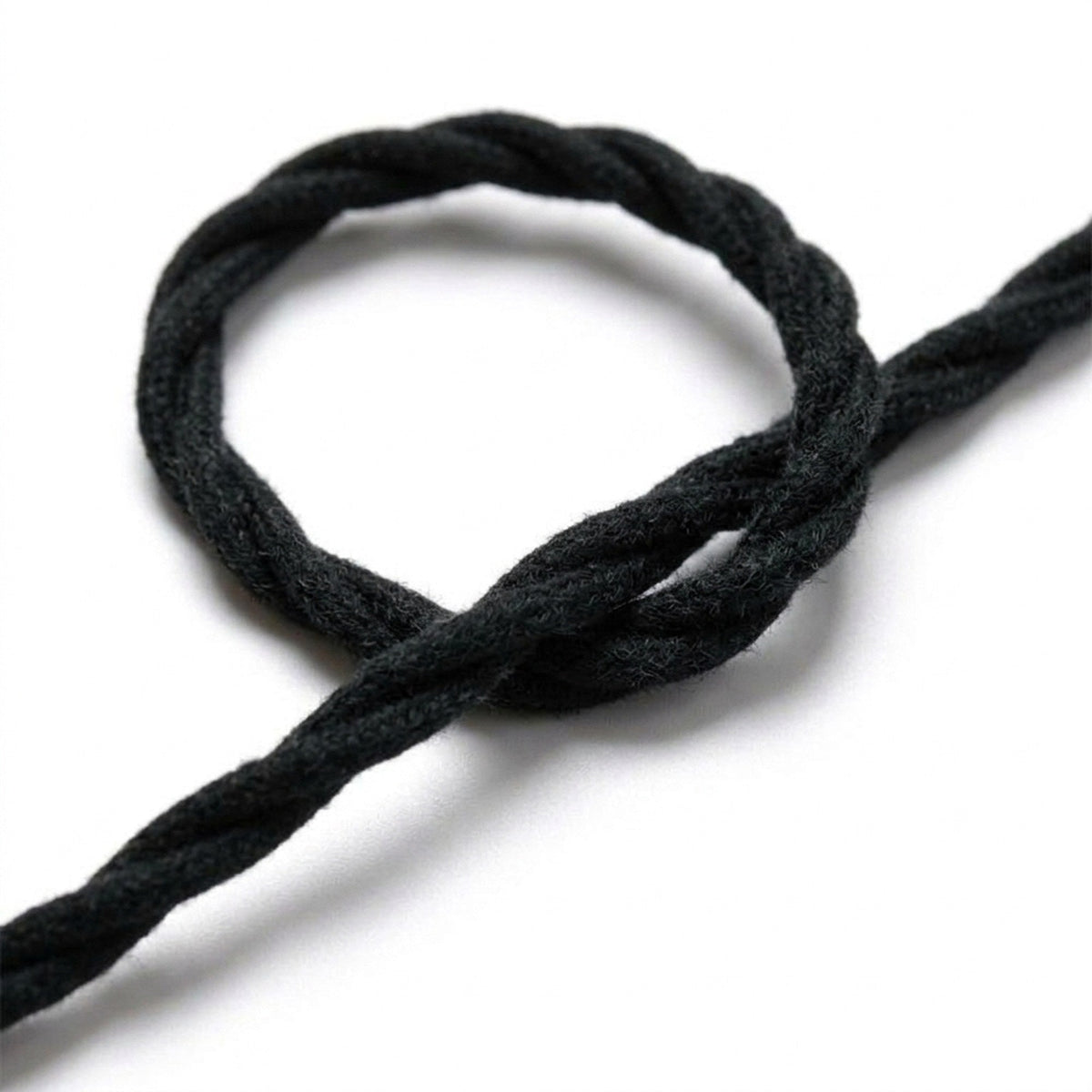 Primo piano del cavo tessile intrecciato, cotone nero carbone
