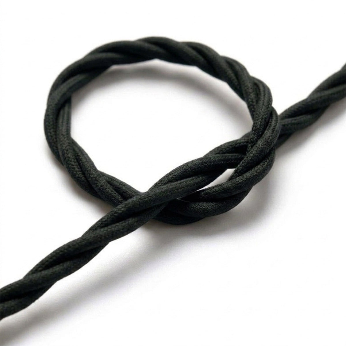 Primo piano del cavo tessile intrecciato nero