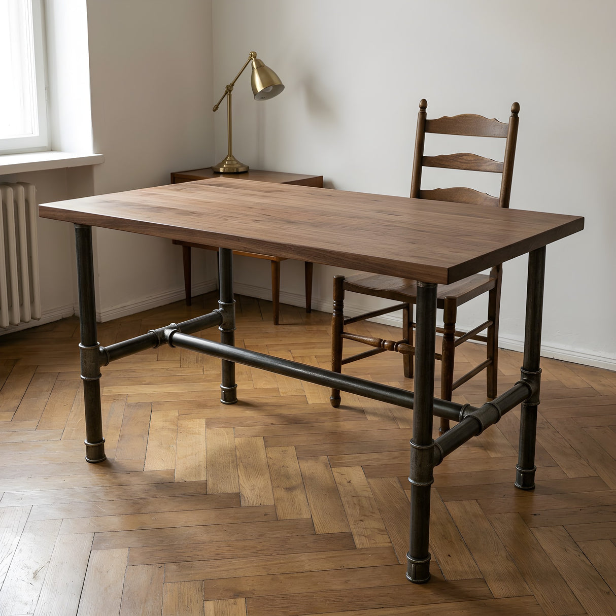 Base per tavolo da pranzo, ghisa e acciaio verniciato, a H Ø 34 mm, in ambiente sotto un piano in noce massello