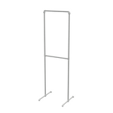 Portant à vêtements autoportant double niveau en tuyaux de plomberie galvanisés Ø 27 mm — largeur 68 cm, hauteur 216 cm, vue de trois quarts sur fond blanc