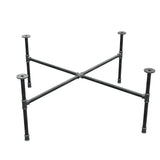 Basamento per tavolino industriale in ghisa, gambe a croce, 108 × 108 cm, altezza 42 cm, vista di tre quarti