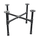 Basamento per tavolino industriale in ghisa, gambe a croce, 48 × 48 cm, altezza 32 cm, vista di tre quarti