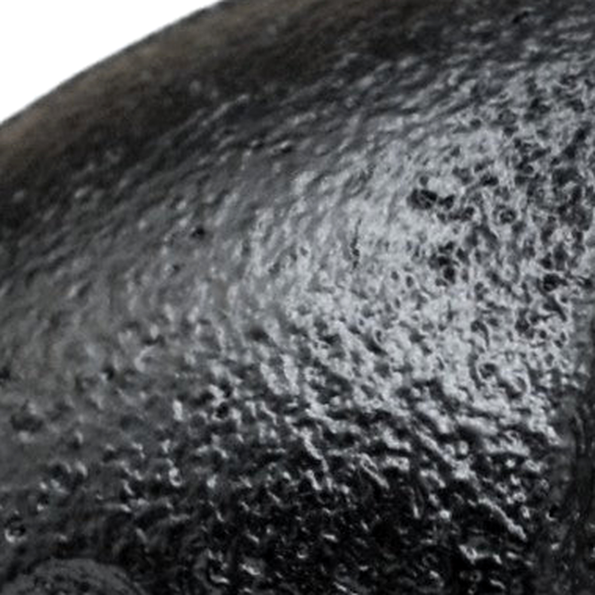 Primo piano della vernice nera opaca e granulosa di un raccordo in ghisa